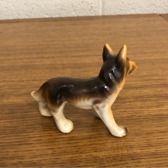 German shepherd figurine, gold overlay that says Lindsay Canada on the side - Picture 9 of 9